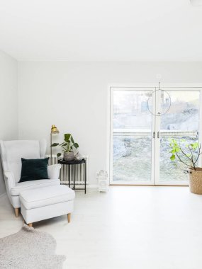 arka planda şömine yanan yangın ile ön planda fantezi oturma odası