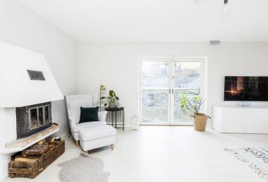 arka planda şömine yanan yangın ile ön planda fantezi oturma odası