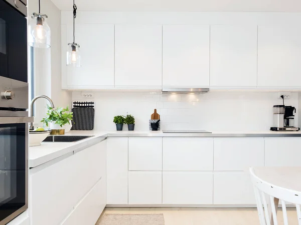 Clean Contemporary Fancy Kitchen Interior White Cupboards — Stock Photo, Image