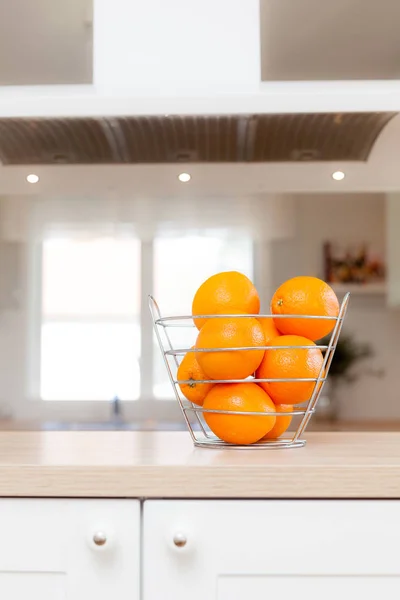 Jeruk Dalam Mangkuk Stylish Meja Dapur — Stok Foto