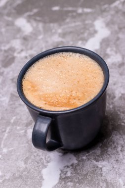 Köpüklü sütlü bir fincan kahve.