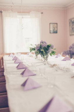 Bir restoranda çiçeklerle düğün resepsiyonu