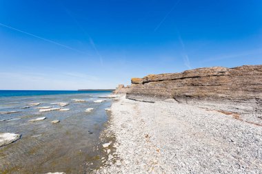 Byrums 'un kireçtaşı oluşumları, altın saatinde karada kıyı şeridini sallıyor.