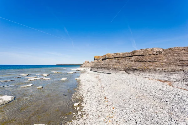 Byrums 'un kireçtaşı oluşumları, altın saatinde karada kıyı şeridini sallıyor.