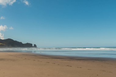 Görünüm kıyı şeridi Bethells Beach, Auckland, North Island, Yeni Zelanda yakınındaki Te Henga
