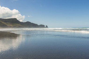 Görünüm kıyı şeridi Bethells Beach, Auckland, North Island, Yeni Zelanda yakınındaki Te Henga
