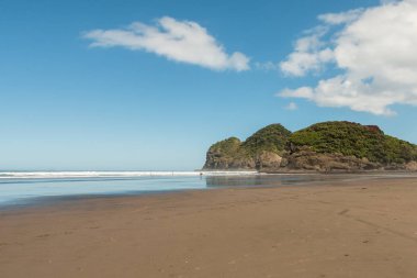 Görünüm kıyı şeridi Bethells Beach kayalıklarla ve ağaçları, Auckland, North Island, Yeni Zelanda yakınındaki Te Henga ile