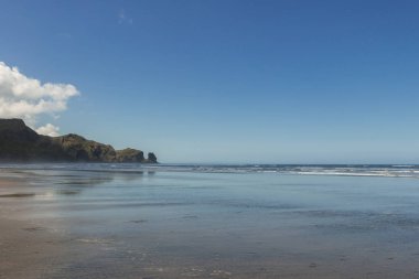 Görünüm kıyı şeridi Bethells Beach, Auckland, North Island, Yeni Zelanda yakınındaki Te Henga
