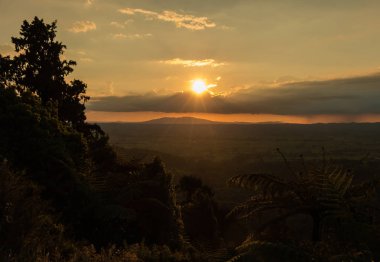 Görünüm dağlar ve peyzaj gün batımında, North Island, Yeni Zelanda