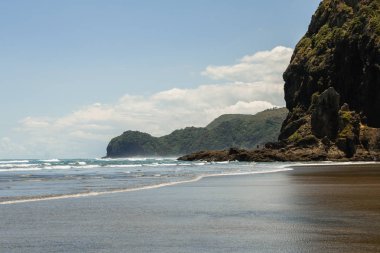  Görünüm kıyı şeridi Piha Beach, çevre Auckland, North Island, Yeni Zelanda