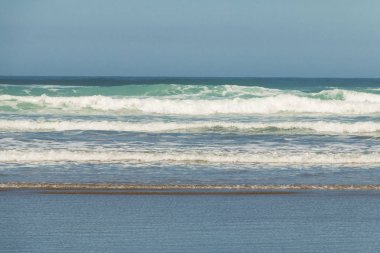 Dalgalar Bethells Beach, Auckland, North Island, Yeni Zelanda yakınındaki Te Henga görünümünü