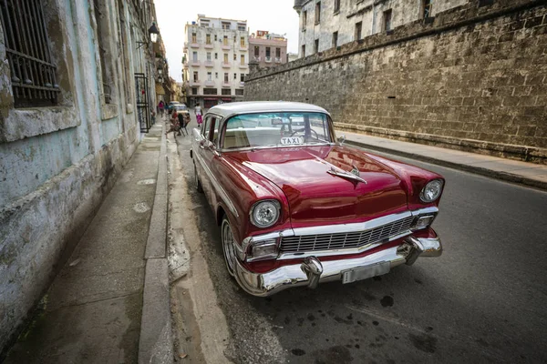 Kırmızı eski Amerikan klasik otomobil Road Eski Havana (Küba'nın)