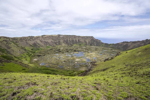 Velikonoční Ostrov Kráteru Vulkánu Rano Raraku — Stock fotografie