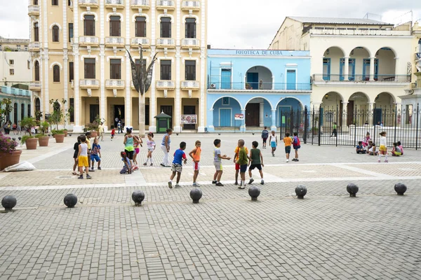 La Habana, Cuba - 24 Kasım, 2017: çocuklar sokakta oyun Plaza Vieja Old Town square yakınındaki. Havana Küba.