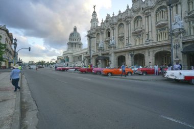 La Habana, Cuba - Kasım 26 2017: taksi şoförleri Havana Capitol yakınındaki bir sonraki müşteri için bekliyor.