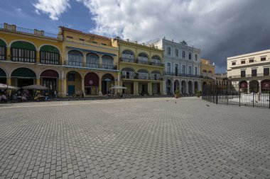 La Habana, Cuba - 24 Kasım, 2017: Plaza Vieja Old Town square. Havana Küba
