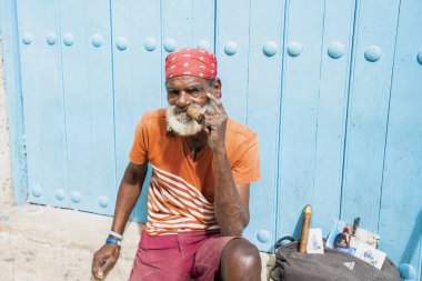 Havana, Küba - 24 Kasım 2017: büyük Küba Havana, Küba'da puro ise fotoğraflar için poz Küba adam.