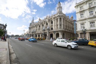 La Habana, Cuba - 24 Kasım, 2017: Prado Street Havana Küba Galiçyaca sarayının önünde sokakta Vintage Amerikan arabaları.