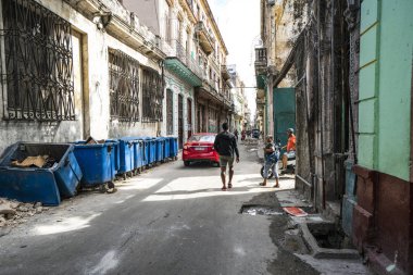 La Habana, Cuba - 24 Kasım, 2017: insanlar ve renkli binalar ile tipik sokak sahne.
