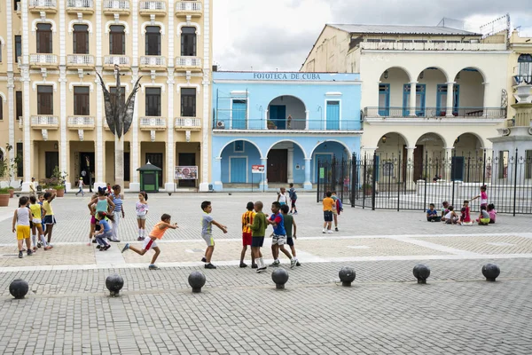 Habana Kuba Listopada 2017 Dzieci Bawiące Się Ulicy Pobliżu Plaza — Zdjęcie stockowe