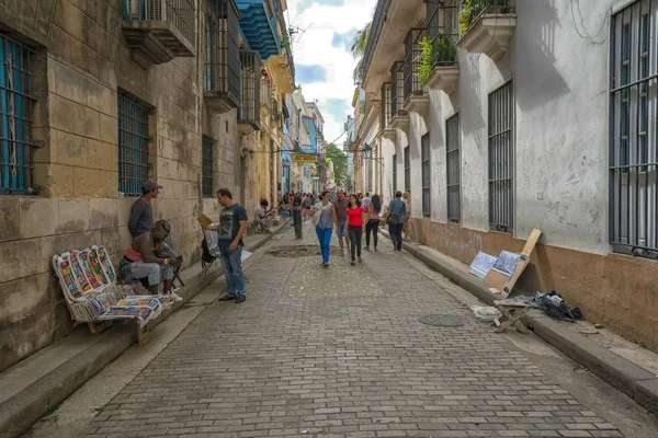 哈瓦那 11月24日 2017年 典型的街道场面与人和多彩的大厦 — 图库照片