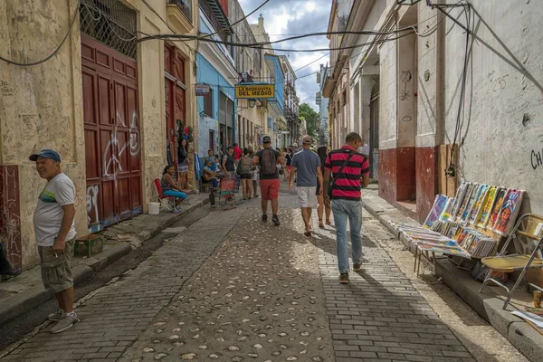 Habana Cuba Kasım 2017 Insanlar Renkli Binalar Ile Tipik Sokak — Stok fotoğraf