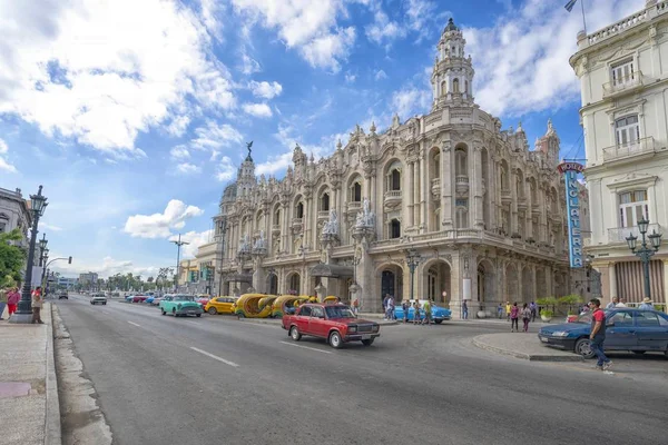 哈瓦那 2017年 11月24日 老式美国汽车在街道在加利西亚宫殿前面在哈瓦那大街在古巴 — 图库照片