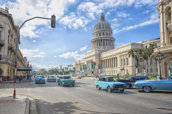 哈瓦那 11月24日 2017年 经典的美国出租车在 Capitolio 大厦的古典建筑前面通过 — 图库照片