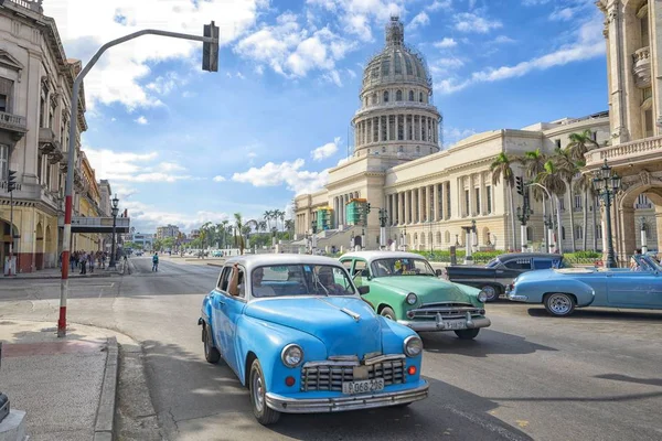 Habana Cuba Novembre 2017 Classiche Auto Taxi Americane Passano Davanti — Foto Stock