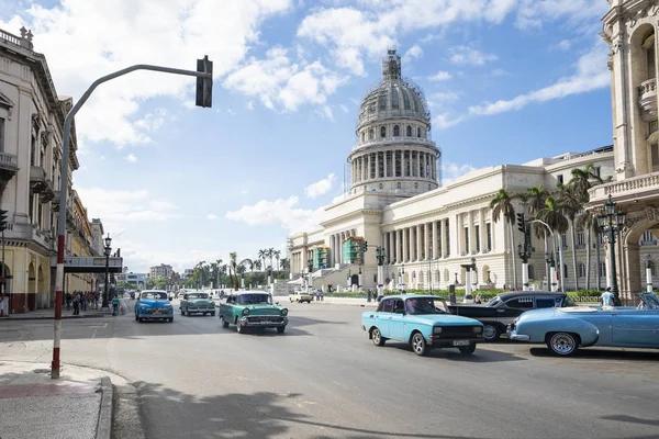 哈瓦那的国会大厦在一个美丽的夏日 — 图库照片