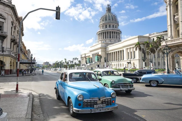 Habana Cuba Novembre 2017 Classiche Auto Taxi Americane Passano Davanti — Foto Stock