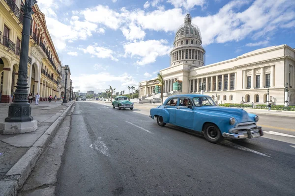 ハバナ キューバ 2017年の 古典的なアメリカのタクシー車カピトリオの建物の古典的な建築の前を通過 — ストック写真