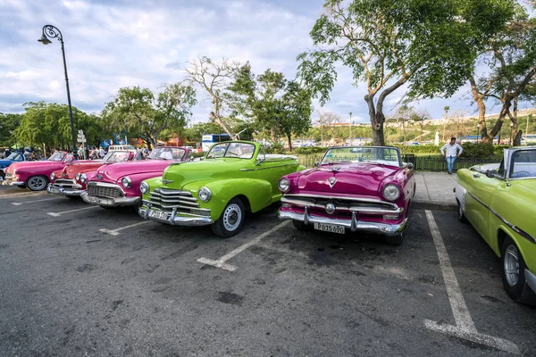 La Habana, Cuba - Kasım 26 2017: taksi şoförleri yakınındaki mesire Havana'nın bir sonraki müşteri için bekliyor.