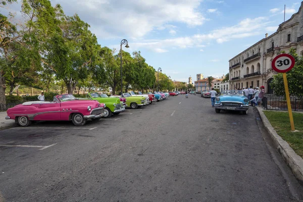 Habana Cuba November 2017 Taxichauffeurs Zijn Wachten Een Volgende Klant — Stockfoto