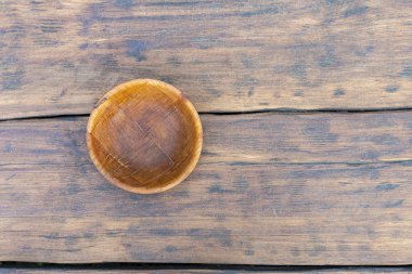 Ahşap arka plan üzerinde küçük bir boş ahşap kase.