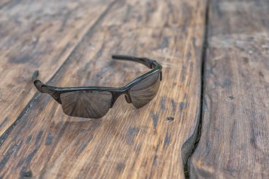Ahşap arka plan üzerinde güneş gözlüğü