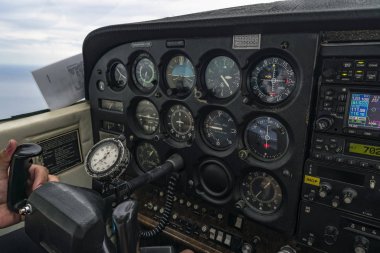 Pilot hafif uçaklar uçuruyor.