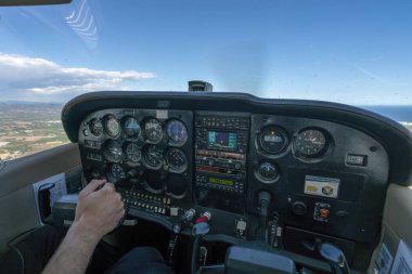Pilot hafif uçaklar uçuruyor.