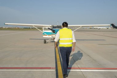 Pilot uçağı için yürüyüş.