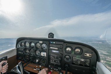 Pilot hafif uçaklar uçuruyor.