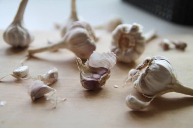 Ahşap masa üzerinde beyaz sarımsak karanfil