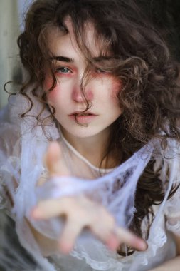 Güzel esmer kız halloween spiderweb ve vintage gelinlik mistik örgü iğne ile güzellik portresi