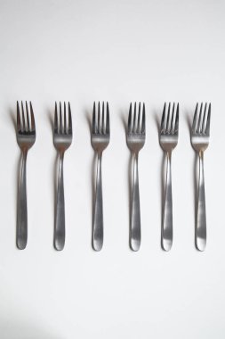 Mutfak masasında kullanılan çatal