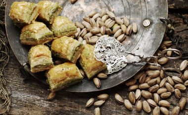 Baklava ve çam fıstığı