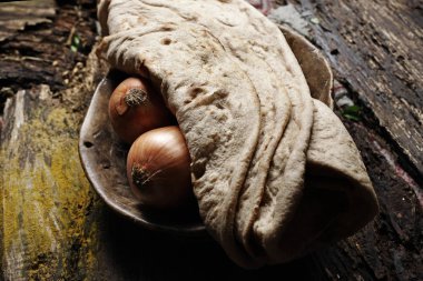 Lavaş arasında çiğ soğan