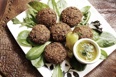 Sunulan köfte ve sos