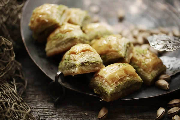 Baklava ve çam fıstığı