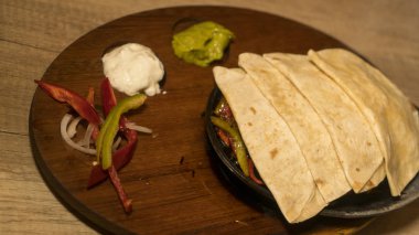 Meksika yemeği Fejitan hazırlanıyor