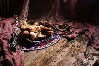 renkli Mısır, mantar ve boncuk