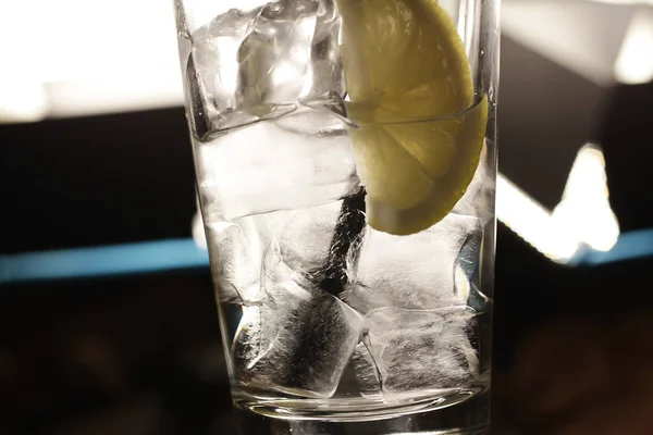 Buz ile cam limon soda